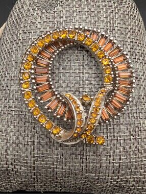 Vintage Unsigned Topaz Baguette Chaton Rhinestone 3D Wreath Ribbon Pin